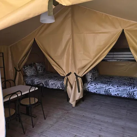Luxury tent Clos Des Monts Tente Safari J Saint-Martin-des-Besaces